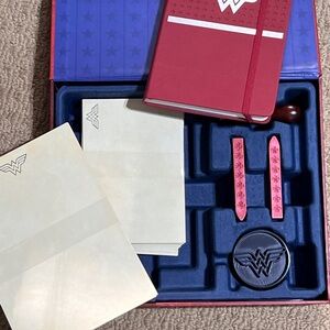 Wonder Woman Deluxe Stationery Set